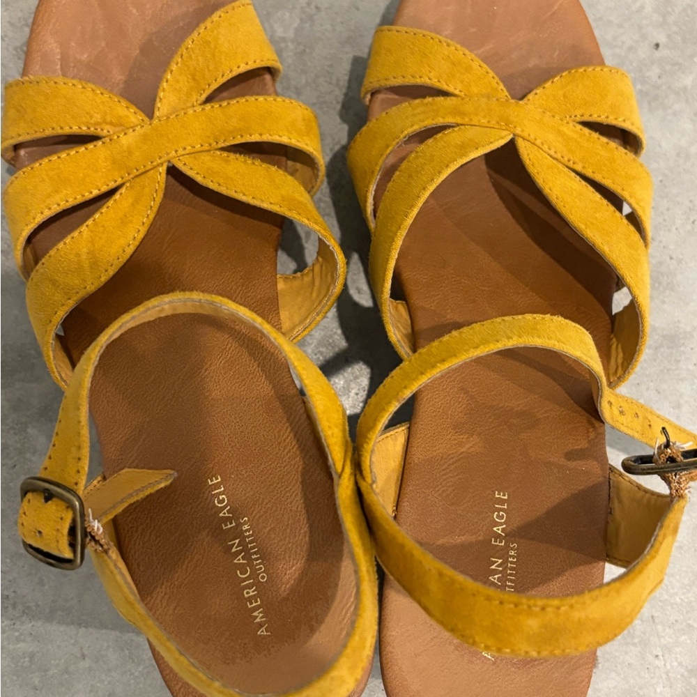 American eagle sandals mustard colored medium heel - Picture 5 of 6